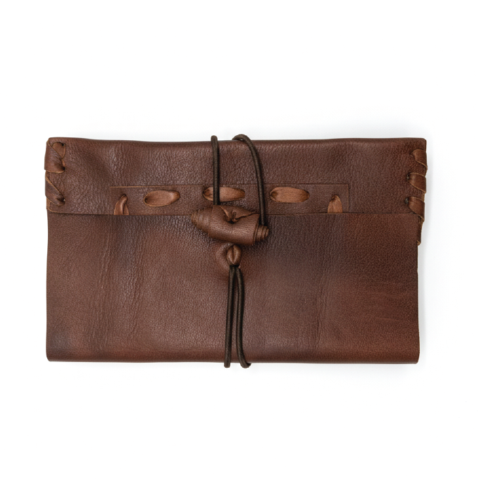 Pochette en cuir de chèvre artisanale, à enrouler et fermeture à nouer