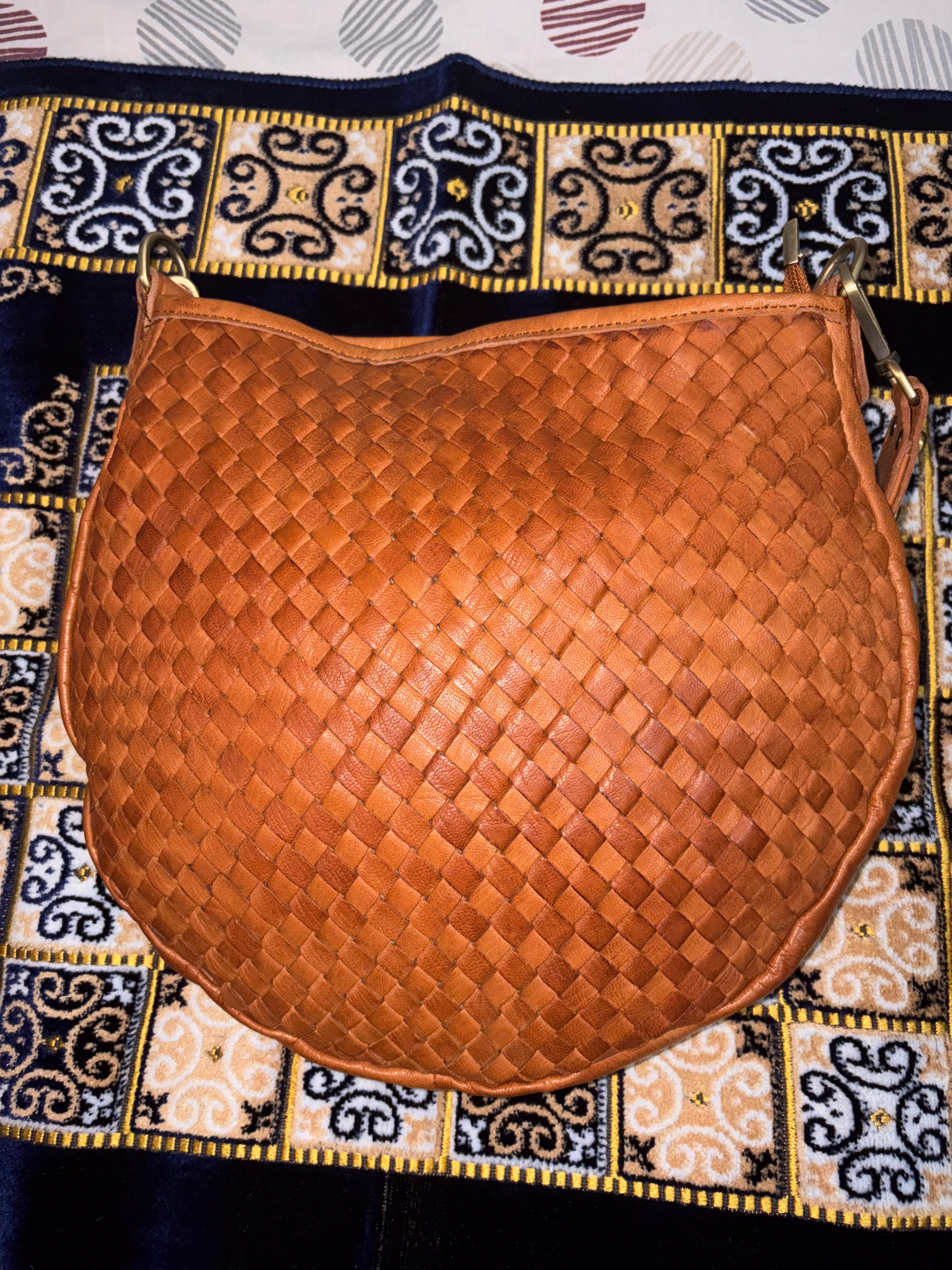 Bolso artesanal de cuero de cabra hecho a mano