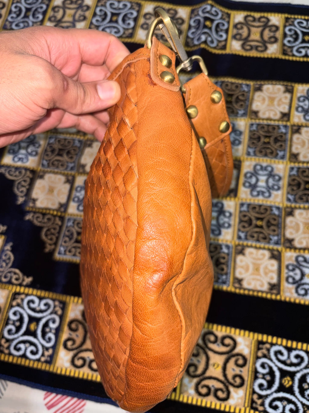 Bolso artesanal de cuero de cabra hecho a mano