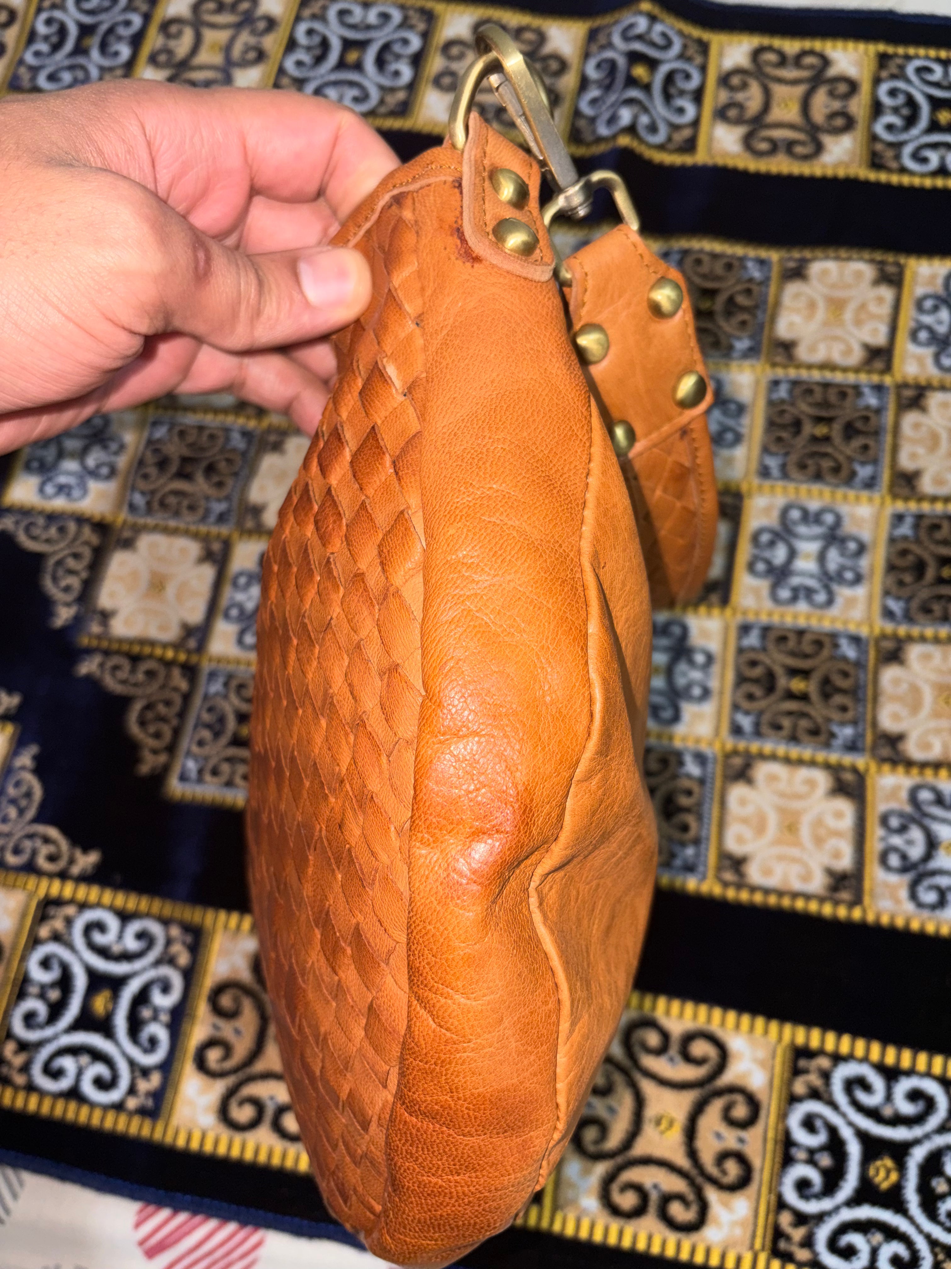 Bolso artesanal de cuero de cabra hecho a mano