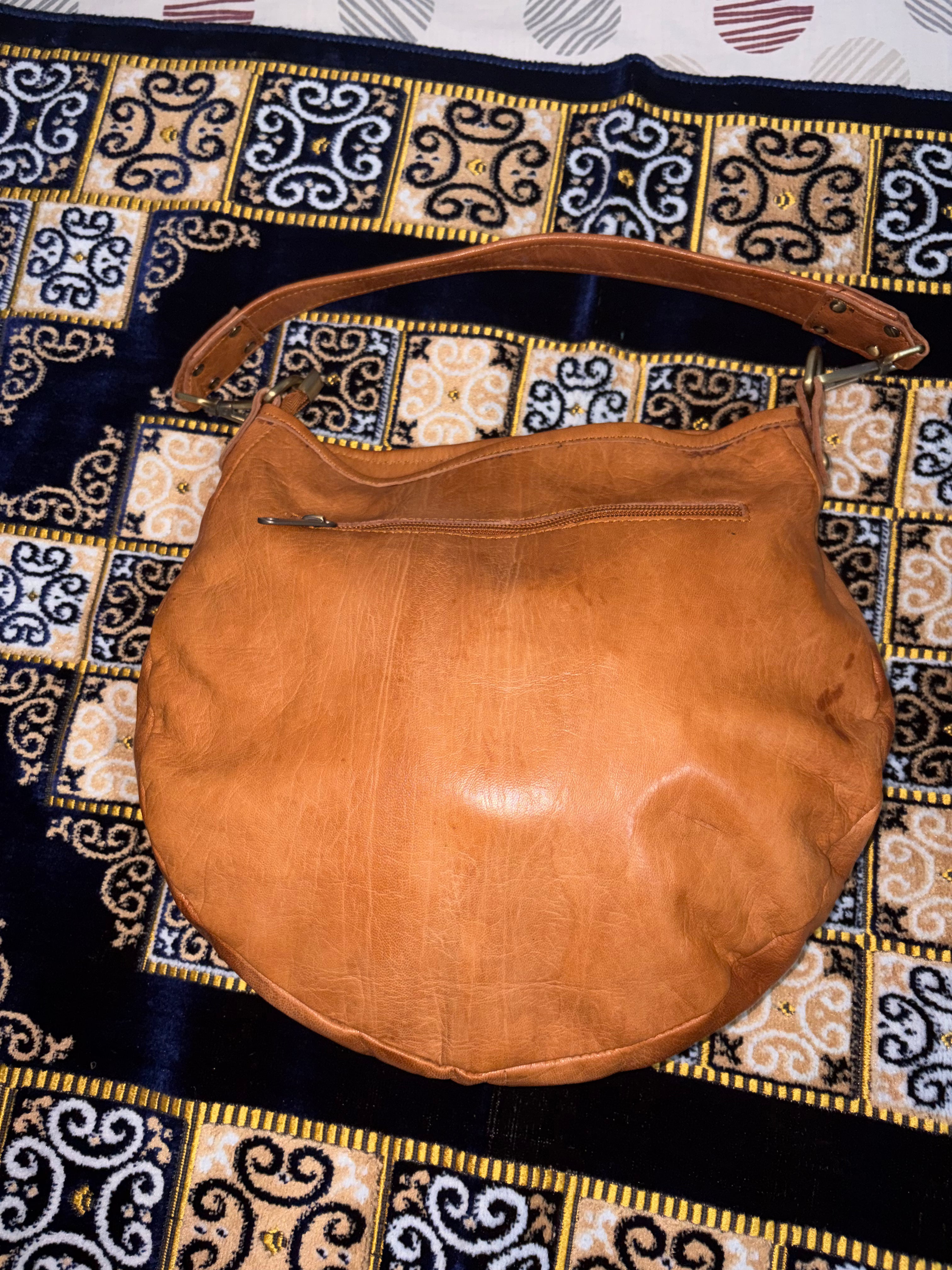 Bolso artesanal de cuero de cabra hecho a mano