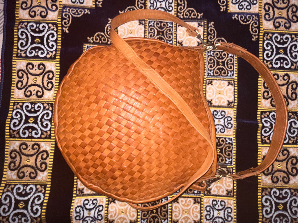 Bolso artesanal de cuero de cabra hecho a mano