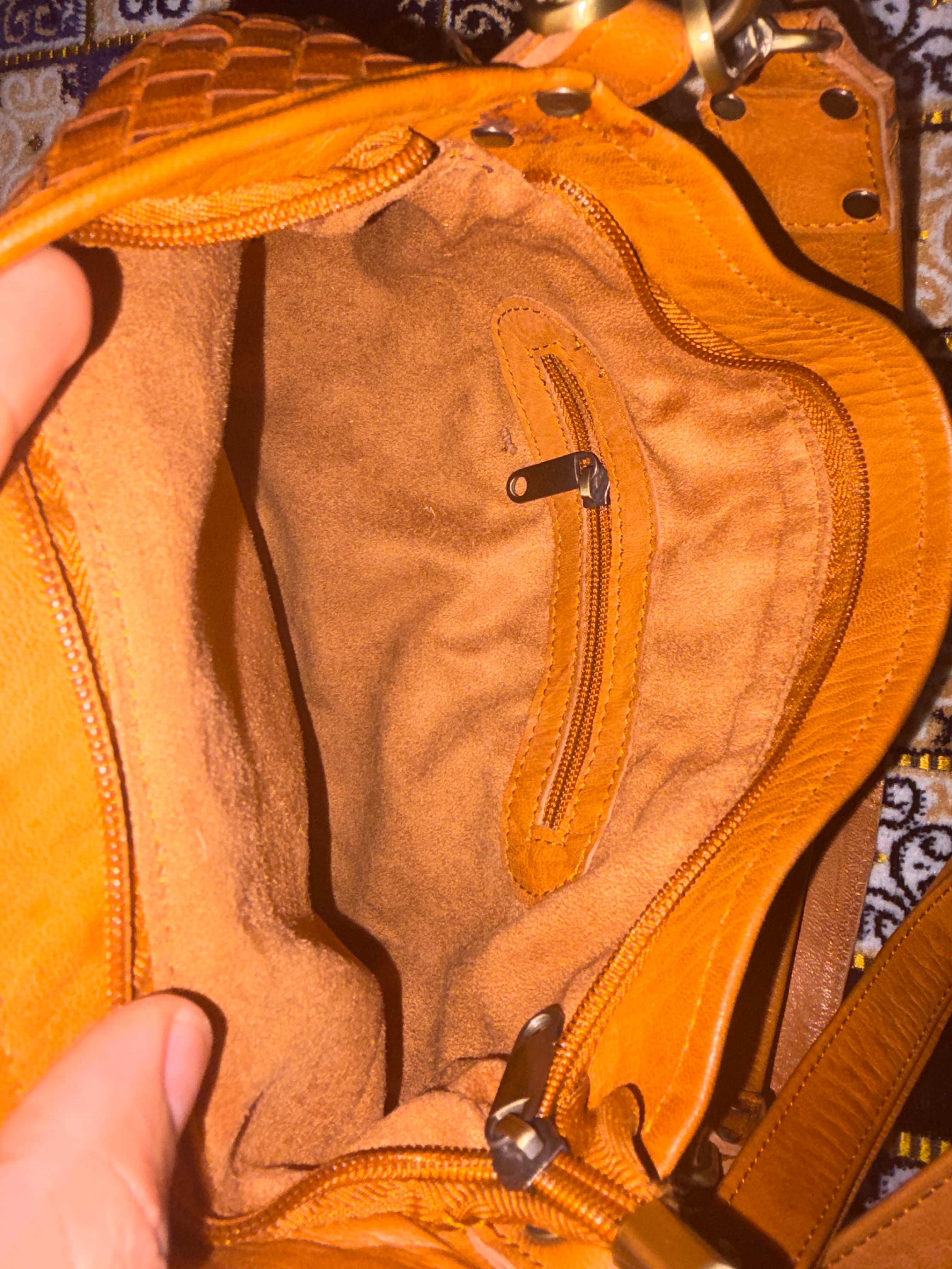 Bolso artesanal de cuero de cabra hecho a mano