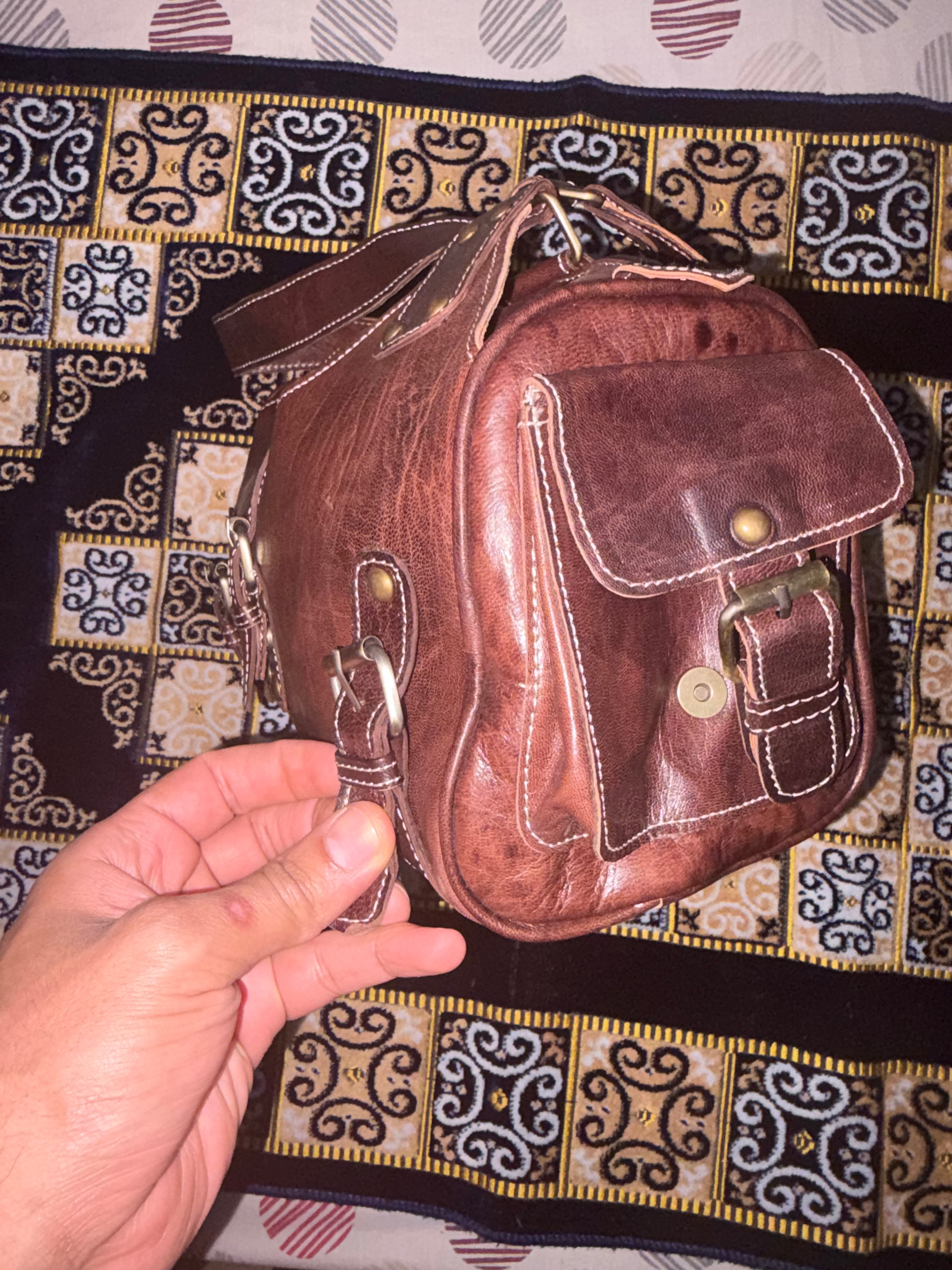 Cartera artesanal marroquí de cuero de cabra hecha a mano