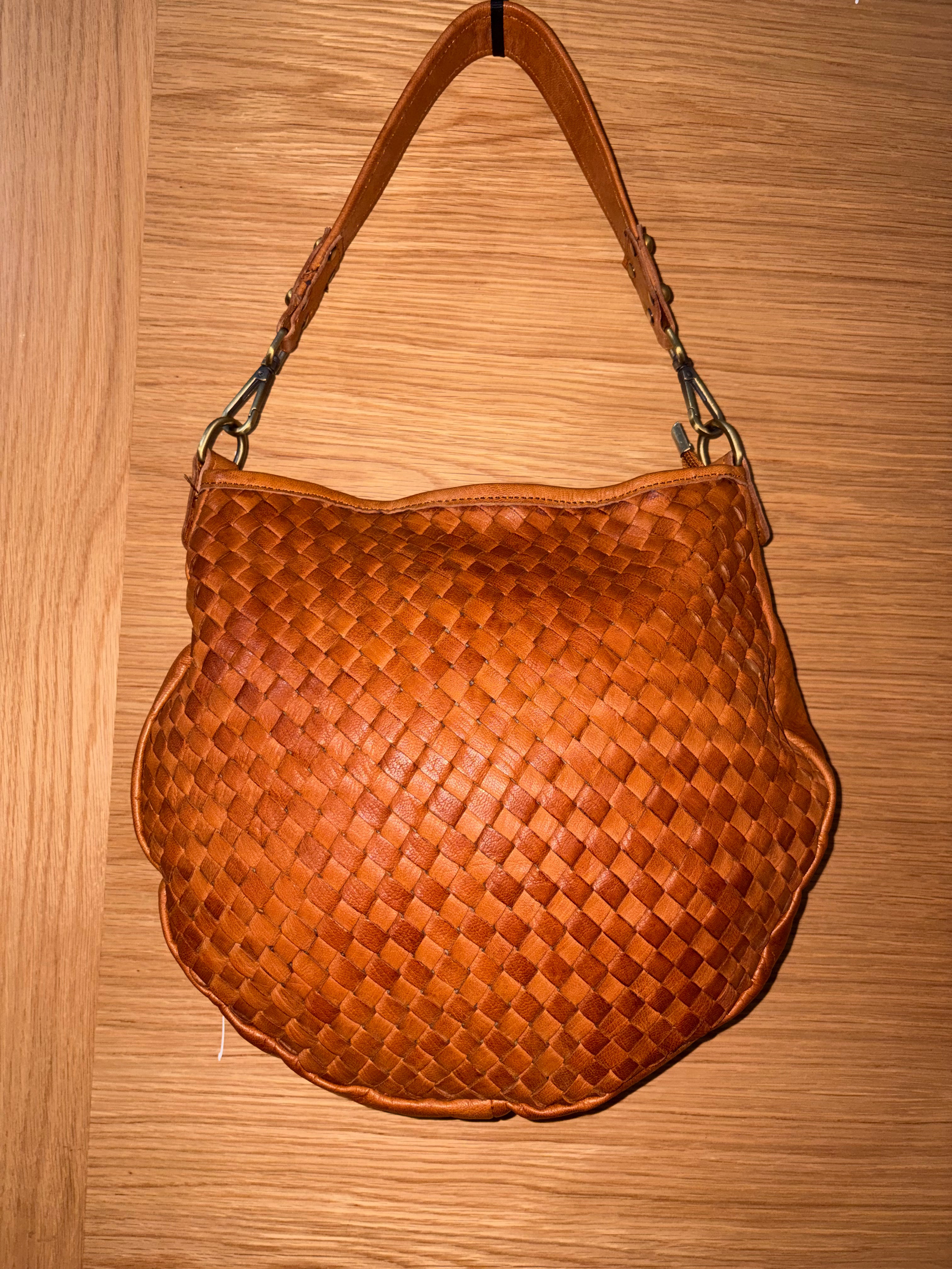 Bolso artesanal de cuero de cabra hecho a mano