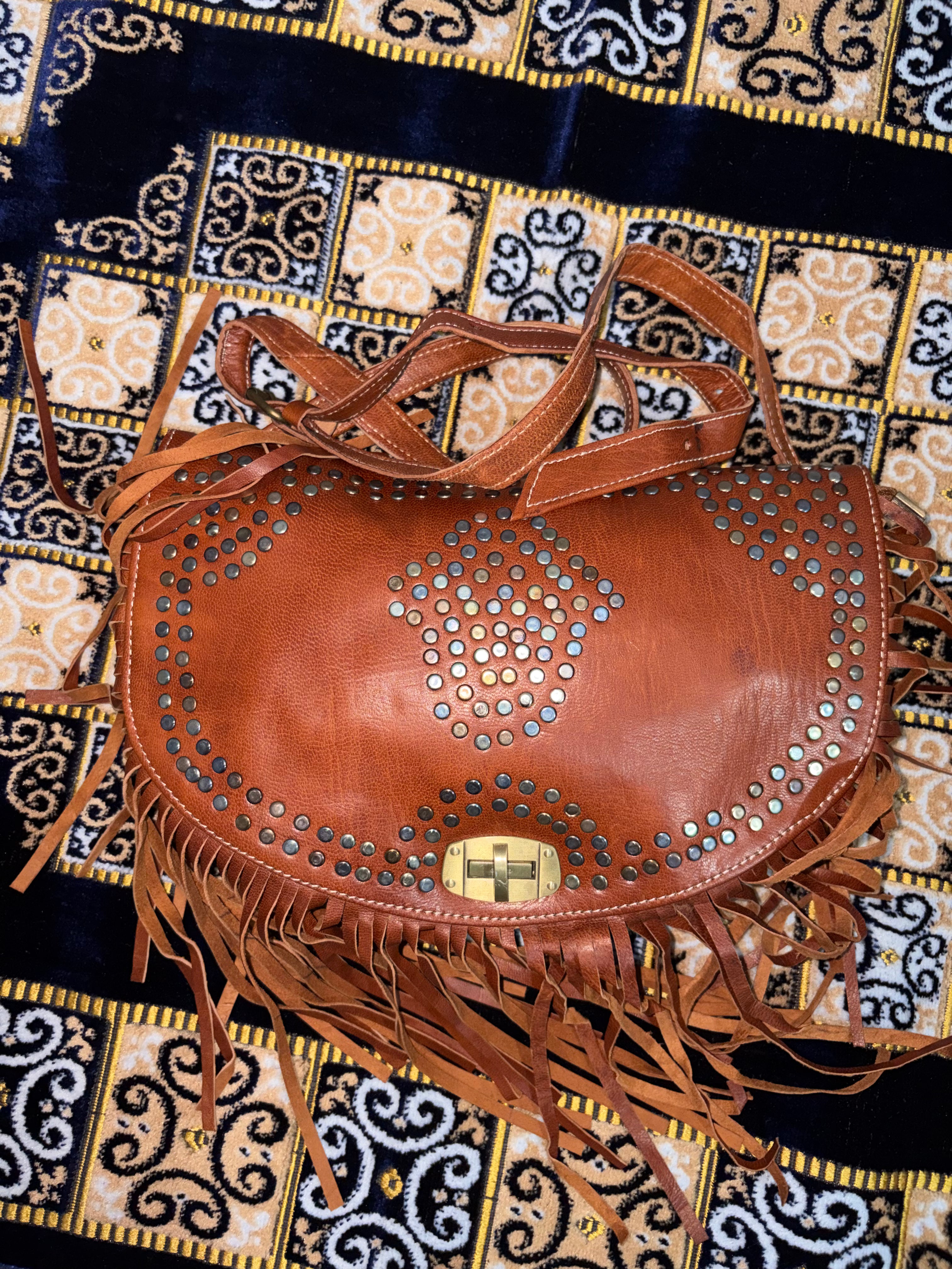 Bolso artesanal de cuero de cabra hecho a mano