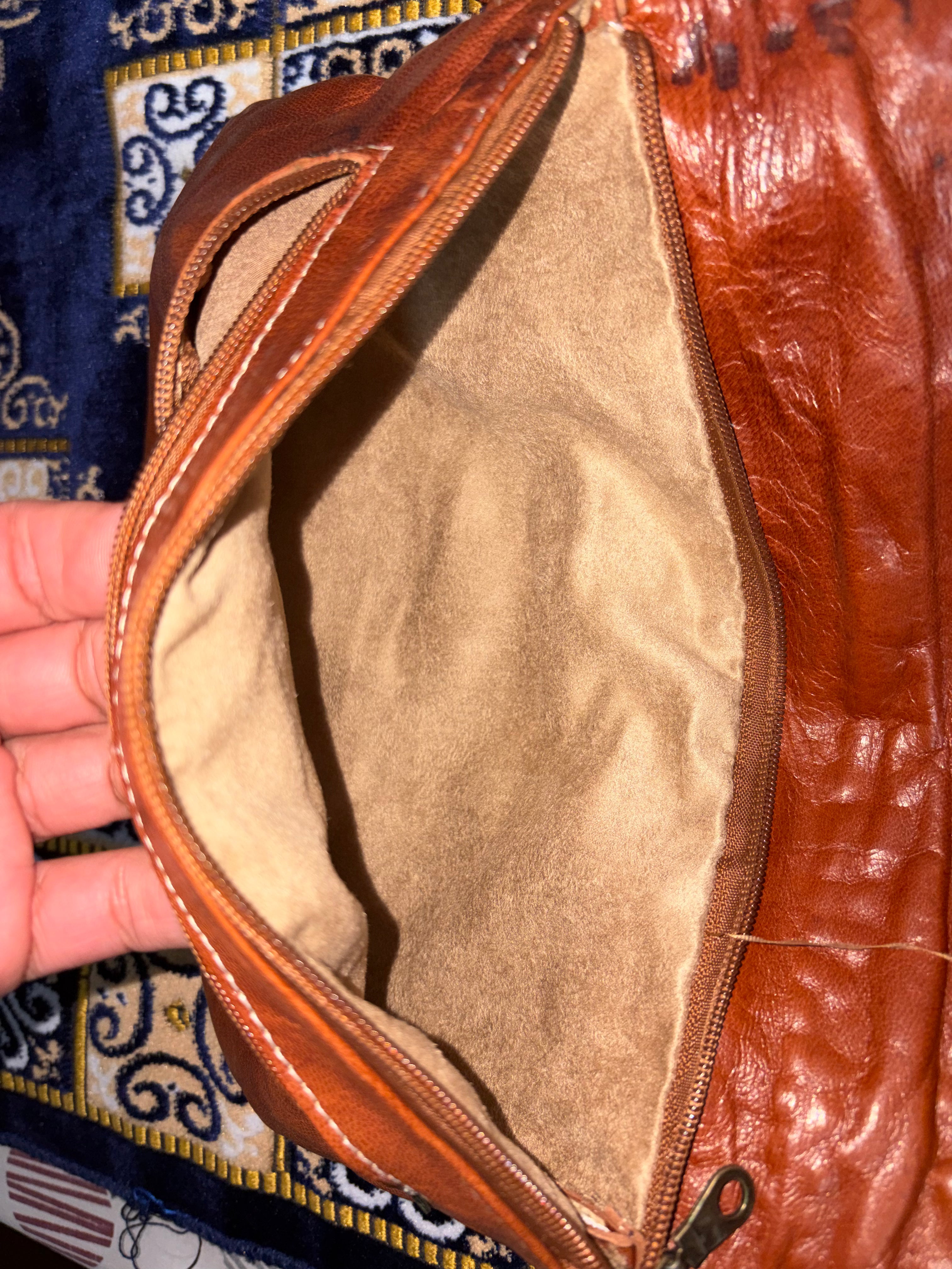 Bolso artesanal de cuero de cabra hecho a mano