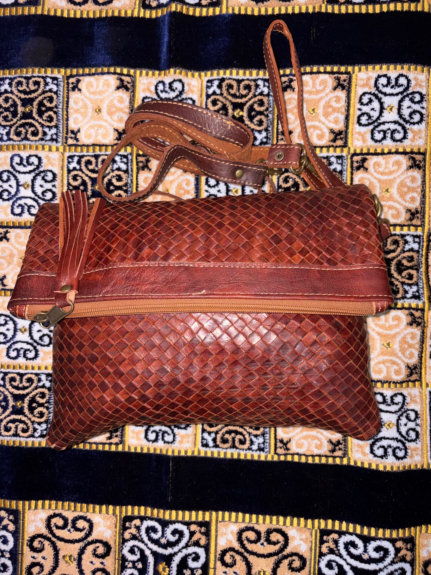 Bolso artesanal marroquí de cuero de cabra con flecos