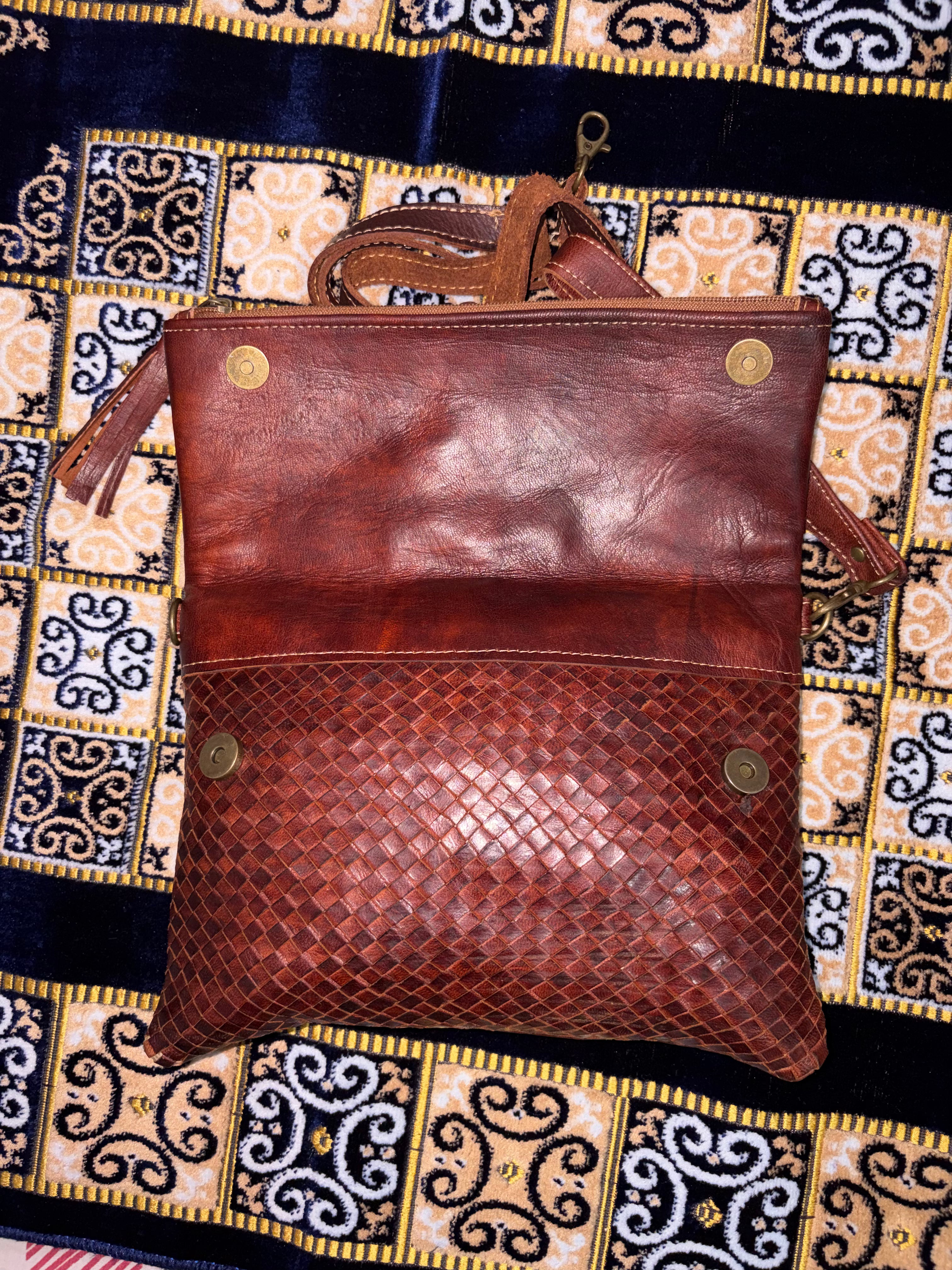 Cartera artesanal marroquí de cuero de cabra hecha a mano