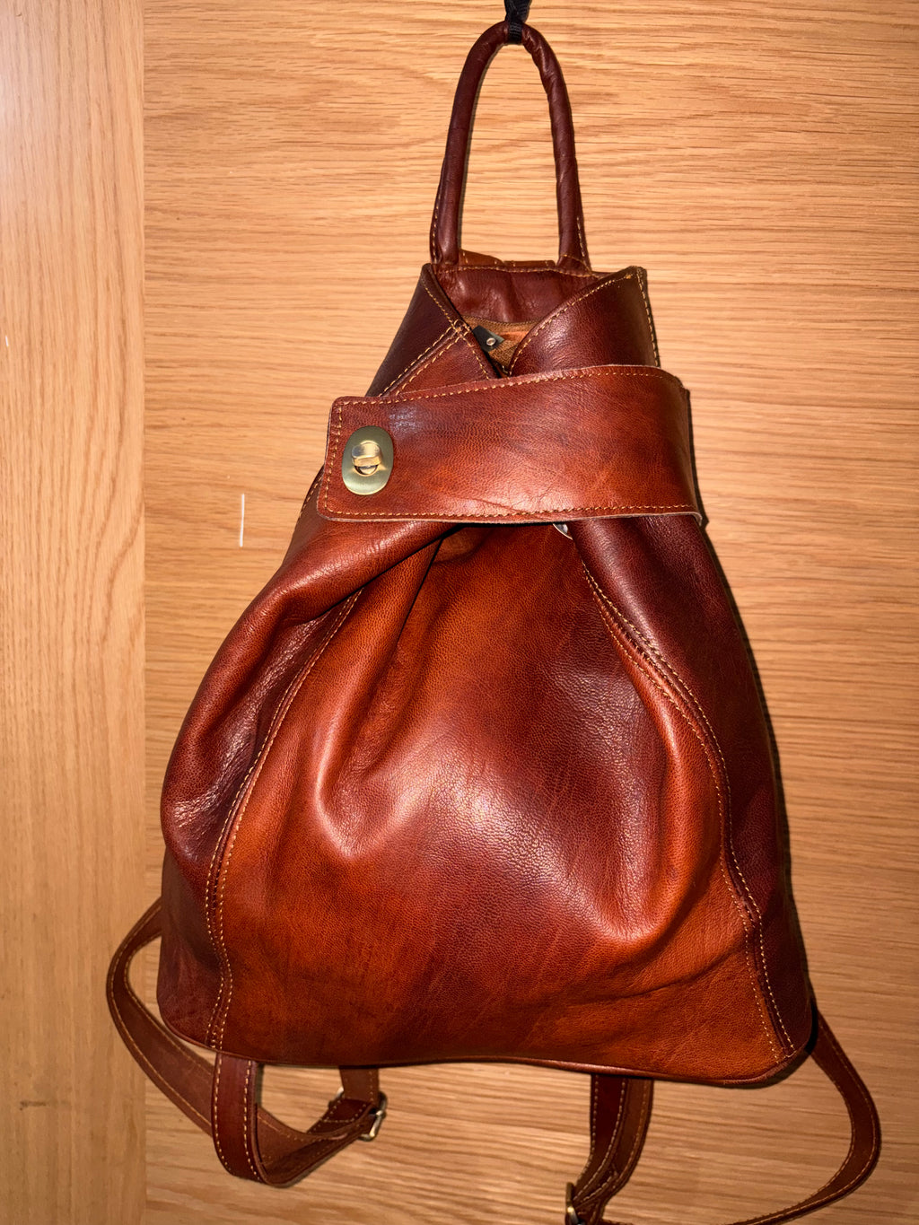 Bolso artesanal de cuero de cabra hecho a mano