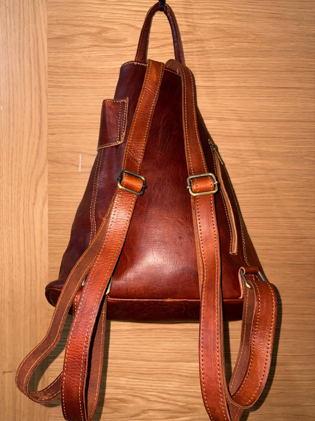 Bolso artesanal de cuero de cabra hecho a mano