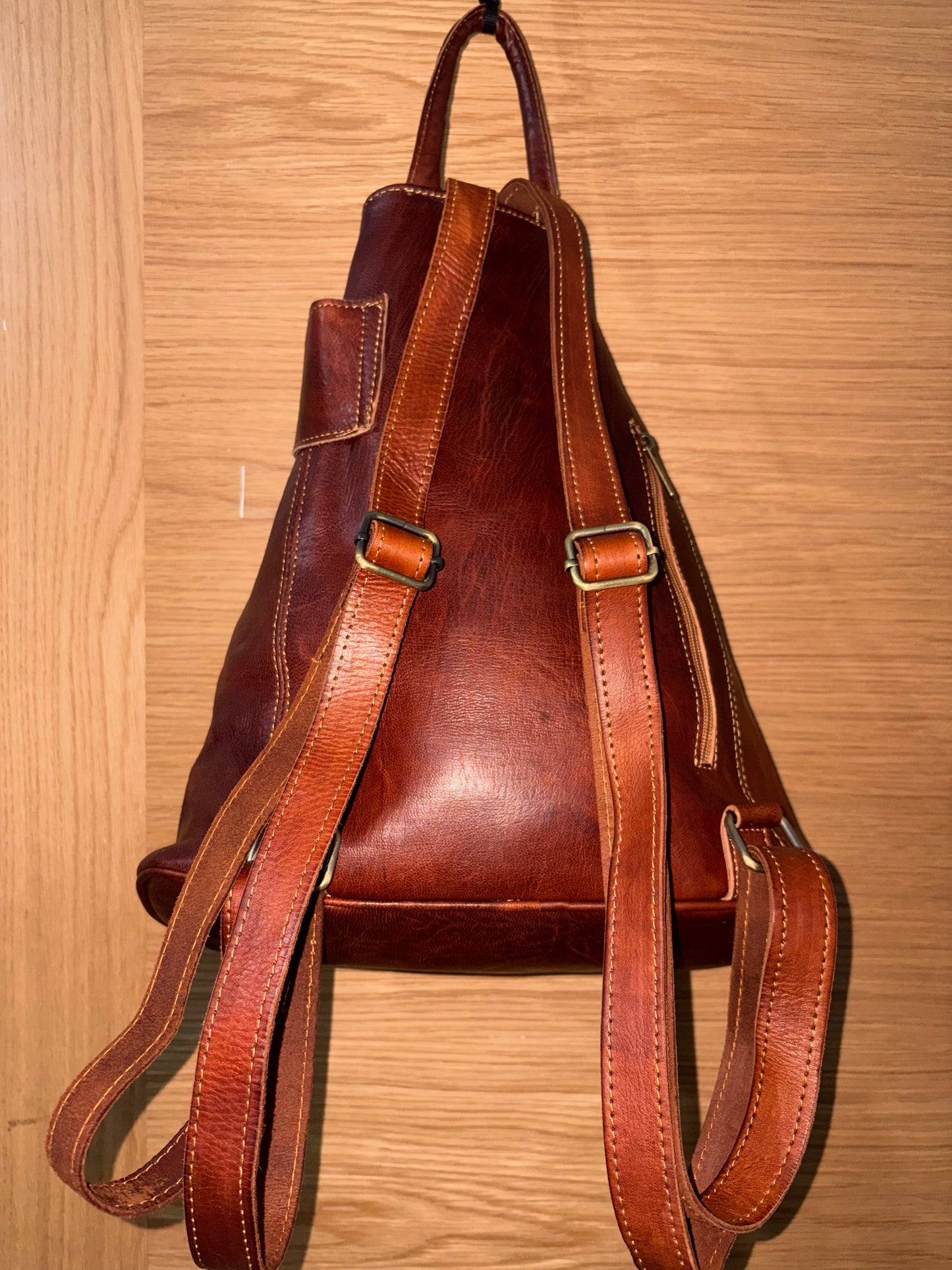 Bolso artesanal de cuero de cabra hecho a mano