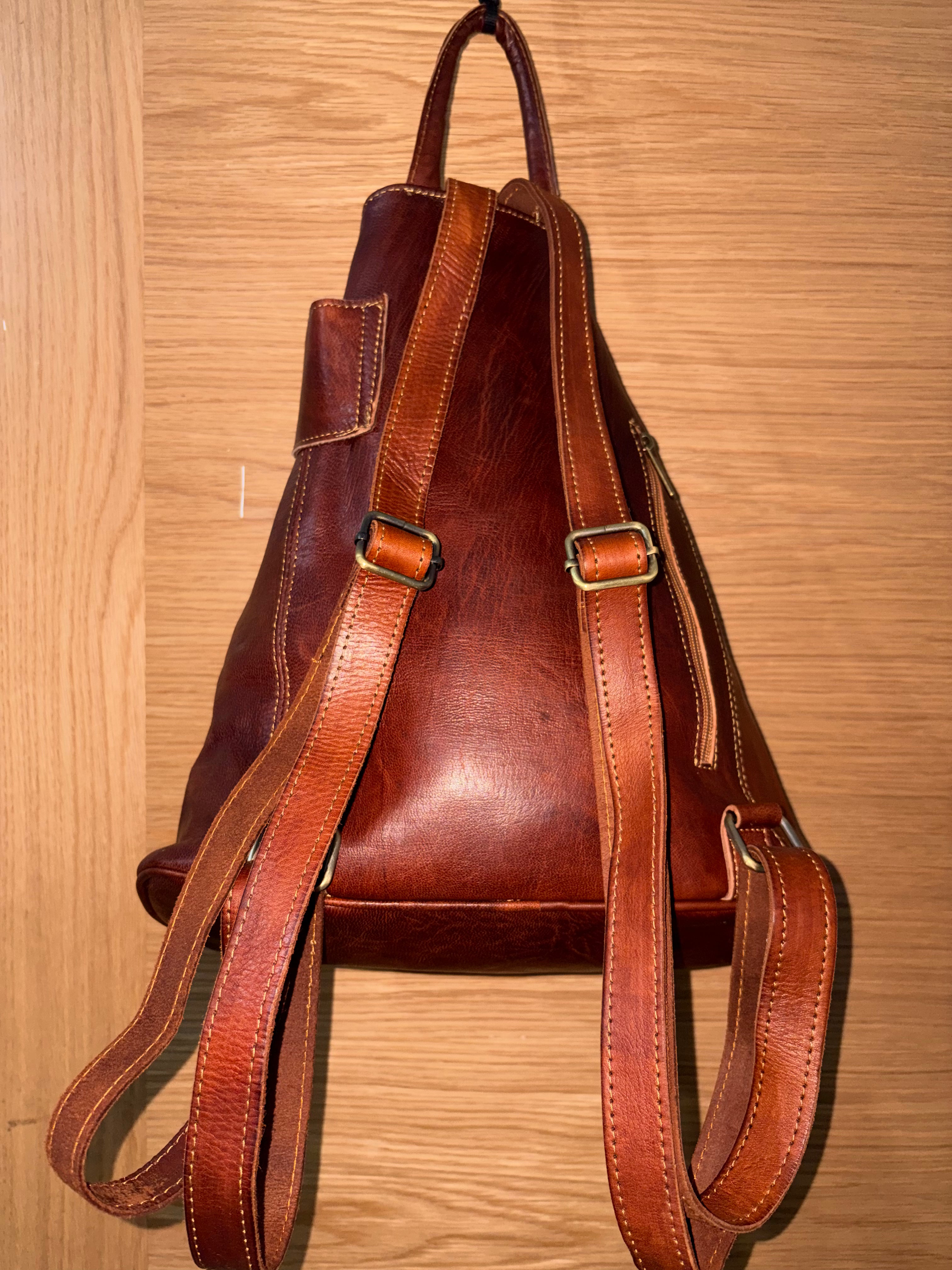 Bolso artesanal de cuero de cabra hecho a mano