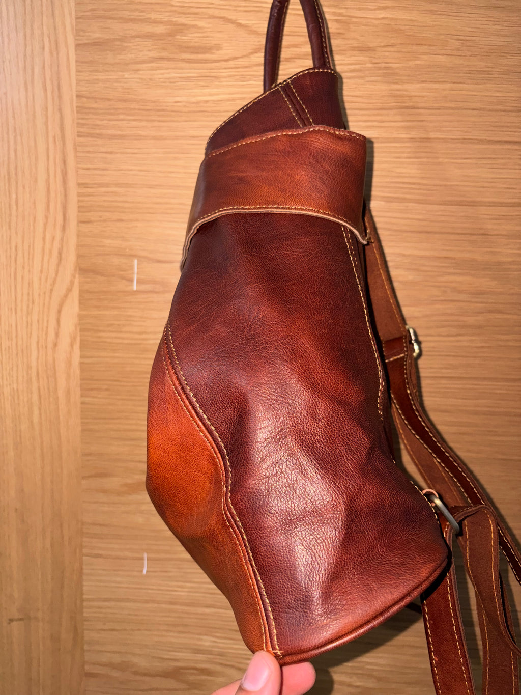 Bolso artesanal de cuero de cabra hecho a mano