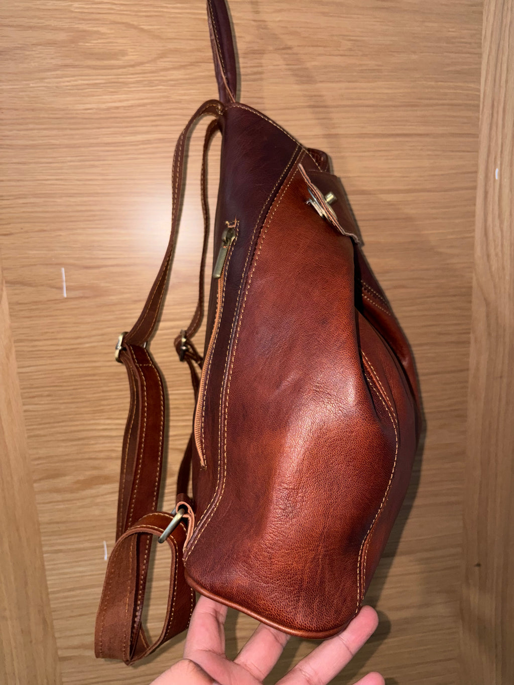 Bolso artesanal de cuero de cabra hecho a mano