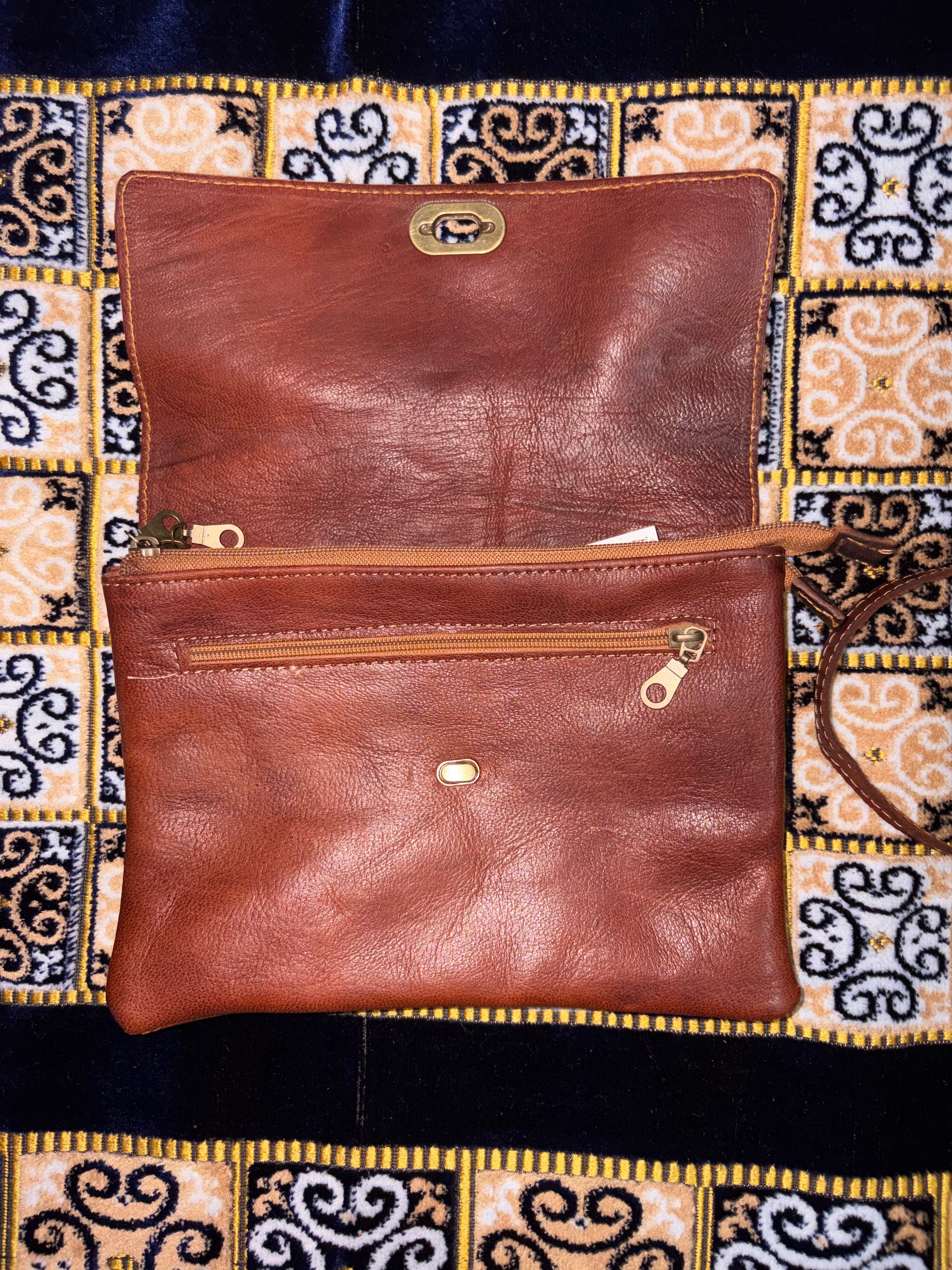 Producto artesanal de cuero de cabra hecho a mano