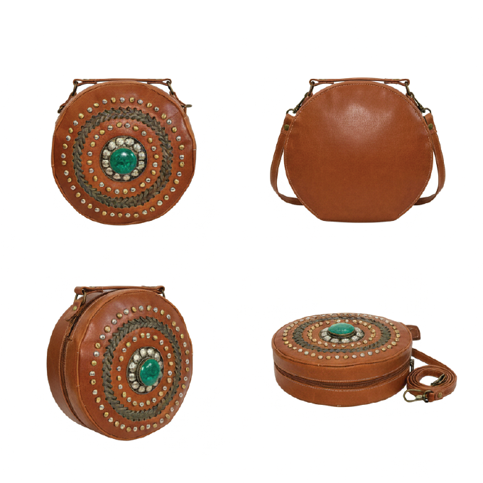 Sac à main rond bohème en cuir de chèvre avec clous métalliques et accent turquoise