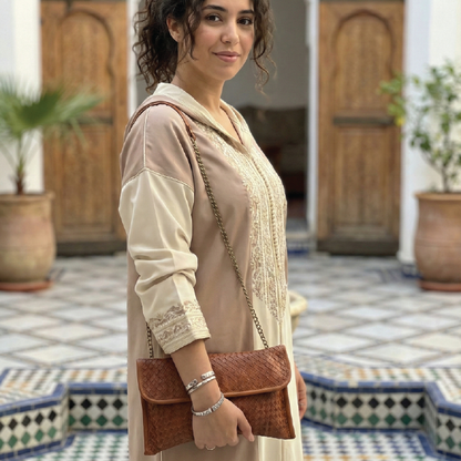 Pochette en cuir de chèvre tressé avec bandoulière chaîne