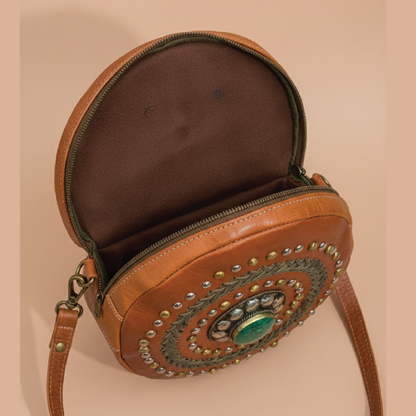 Sac à main rond bohème en cuir de chèvre avec clous métalliques et accent turquoise