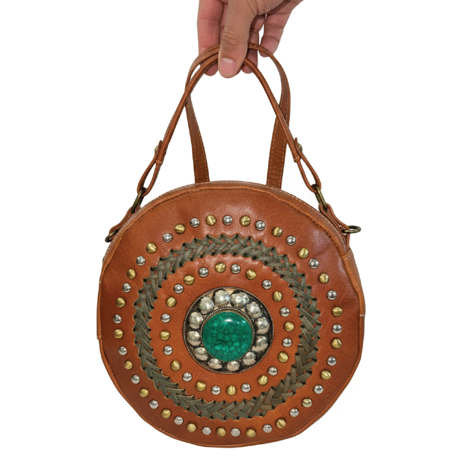 Sac à main rond bohème en cuir de chèvre avec clous métalliques et accent turquoise